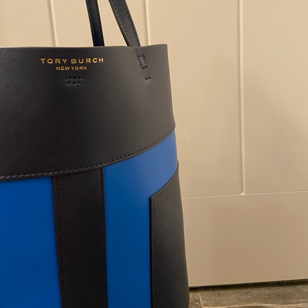 NEW Tory Burch Bucket Bag - Purse - 2 Pieces - Never Worn